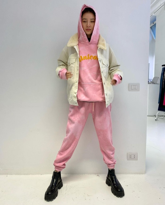 Tampil santai di musim dingin tapi tetap gaya? Nih, bisa contoh setelan pink training pants dan hoodie yang dipadukan dengan white jeans jacket, serta boots hitam/Sumber/Instagram/ireneisgood.