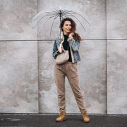 Tampil Cantik Sekaligus Cute Saat Hujan dengan Ide Outfit Ini