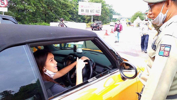 Terjaring Gage di Bogor, Ayu Ting Ting Diminta Putar Balik Artis Ayu Ting Ting terpaksa memutar balik kendaraannya ketika akan memasuki kawasan Kota Bogor. Ayu diminta memutar arah karena kendaraanya bernopol ganjil.