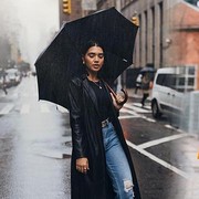 Tetap Stylist di Musim Hujan, Ini 5 Pilihan Outfit yang Cocok untuk Kamu