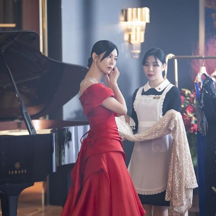 <p>Dalam salah satu potongan adegan The Penthouse season 2, Cheon Seo Jin terlihat memilih gaun untuk dikenakannya dalam sebuah acara. (Foto: SBS)</p>