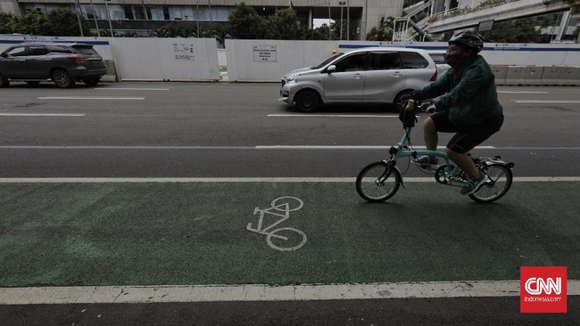 Sedianya Pemprov DKI menargetkan pembangunan jalur sepeda permanen Sudirman-Thamrin rampung pada Maret 2021, namun terpaksa molor hingga Mei nanti.