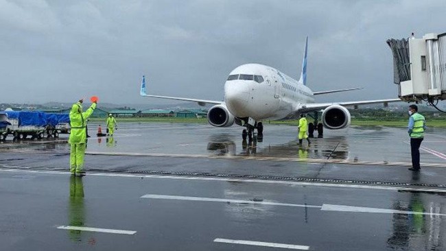 Bandara Internasional Jenderal Ahmad Yani, Kota Semarang, Jawa Tengah, kembali beroperasi, Minggu (7/2), setelah banjir sempat menggenangi landasan pacu.