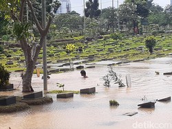 Banjir di TPU Karet Bivak Jadi Tempat Main Anak-anak