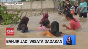 VIDEO: Saat Banjir Jadi Wisata Dadakan