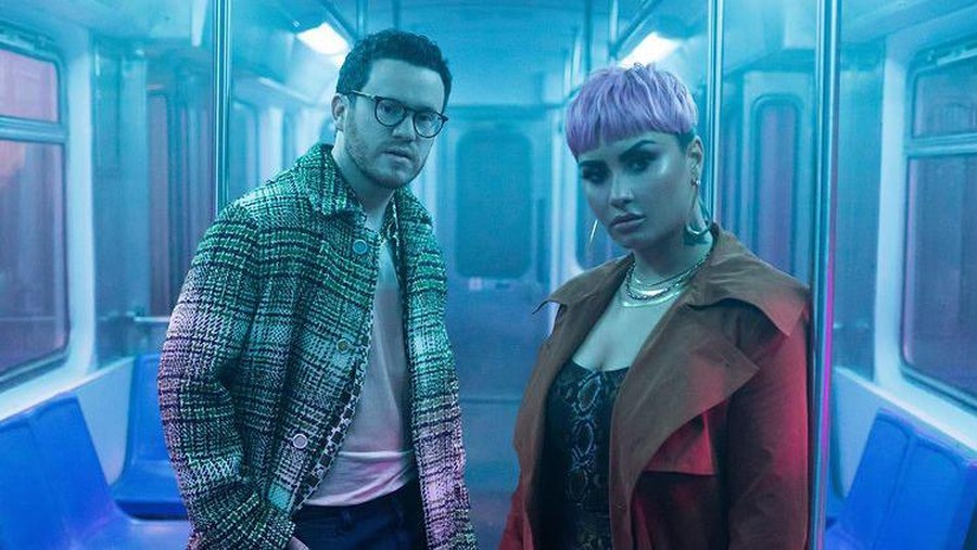 Demi Lovato dan Sam Fischer Demi Lovato dan Sam Fischer