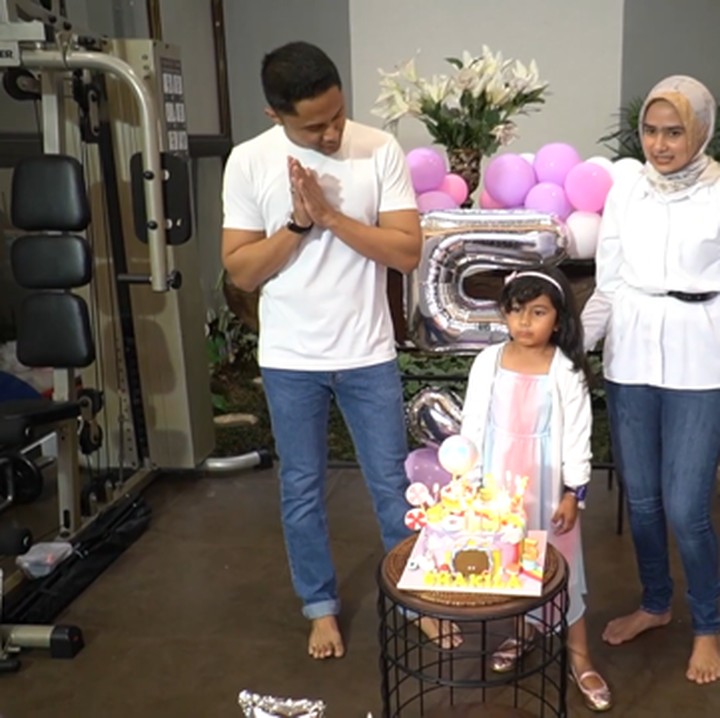 <p>Selain halaman belakang yang luas dan hijau, Hengky juga memiliki alat-alat fitnes untuk membantunya berolahraga selama di rumah. (Foto: youtube HK Family)</p>