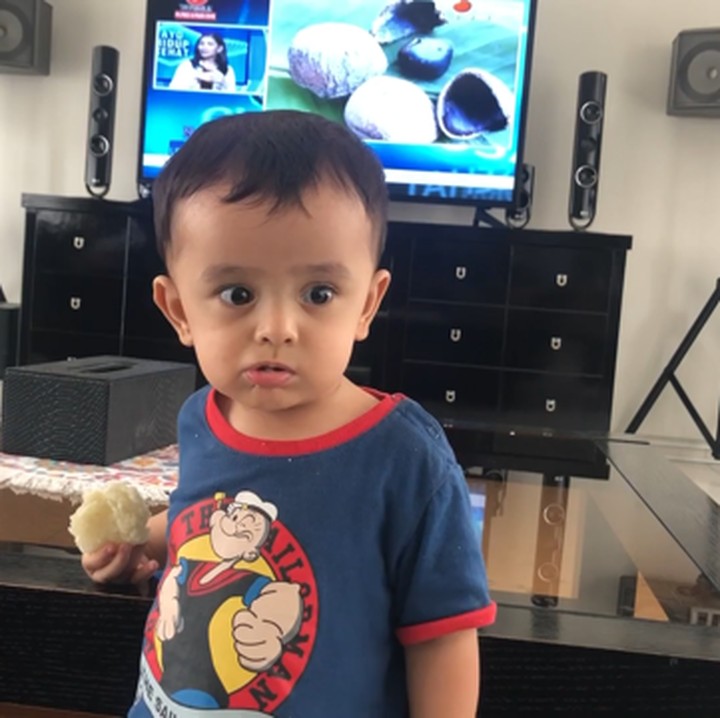 <p>Ruang keluarga hengky juga dilengkapi dengan televisi besar lengkap dengan sound systemnya lho, Bunda. (Foto: youtube HK Family)</p>