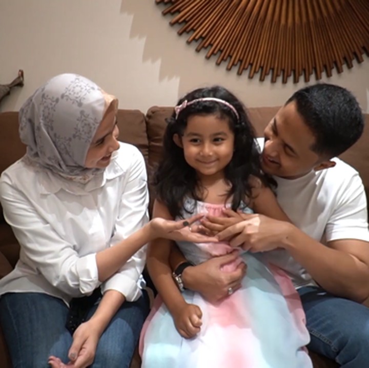 <p>Hengky dan Sonya juga memilih furnitur dengan sangat hati-hati nih, Bunda. Enggak heran kalau kebanyakan furnitur di rumah Hengky berwarna senada, yakni cokelat dan krem. Hal ini terlihat pada sofa di ruang keluarga dan juga meja makan miliknya. (Foto: youtube HK Family)</p>