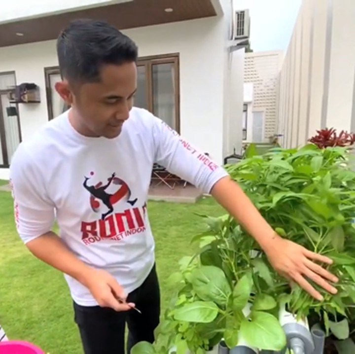 <p>Meski sibuk menjalani aktivitas, ternyata Hengky memiliki hobi menanam tanaman hidroponik, lho. Ia bahkan memiliki kebun kangkung hidroponik miliknya sendiri. (Foto: youtube Hengky Kurniawan)</p>