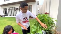 <p>Meski sibuk menjalani aktivitas, ternyata Hengky memiliki hobi menanam tanaman hidroponik, lho. Ia bahkan memiliki kebun kangkung hidroponik miliknya sendiri. (Foto: youtube Hengky Kurniawan)</p>