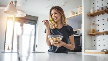 MAKAN SAMBIL NONTON TV