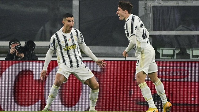 Setelah 30 tahun, Cristiano Ronaldo sanggup mencetak gol ke-300 saat Juventus menang 2-0 atas AS Roma.