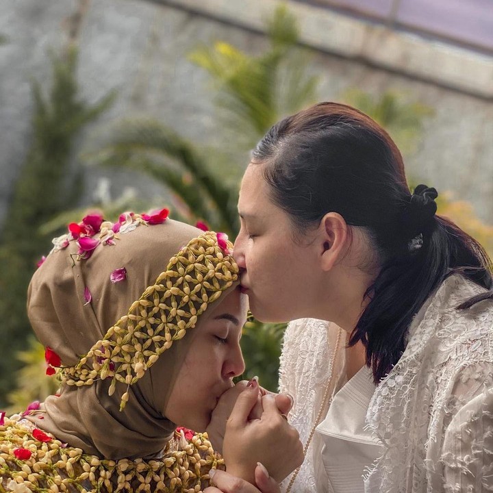 <p>Tak hanya Indra Brasco, sang tante, Mona Ratuliu, turun hadir dalam acara penting Kesha sambil beruraian air mata. (Foto: instagram:@kesharatuliu05)</p>