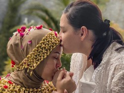 Kesha Dapat Hadiah Honeymoon ke Bali dari Mona Ratuliu