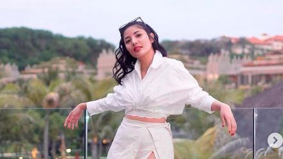 Pose menggoda Nindy Ayunda