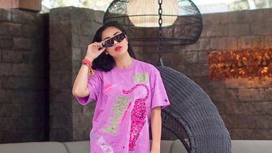 Pose menggoda Nindy Ayunda