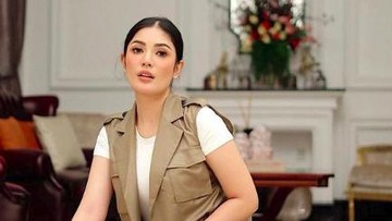 Momen suami Nindy Ayunda jongkok ikatkan tali sepatu