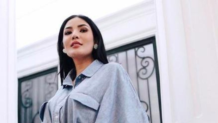 Nindy Ayunda Pose menggoda Nindy Ayunda