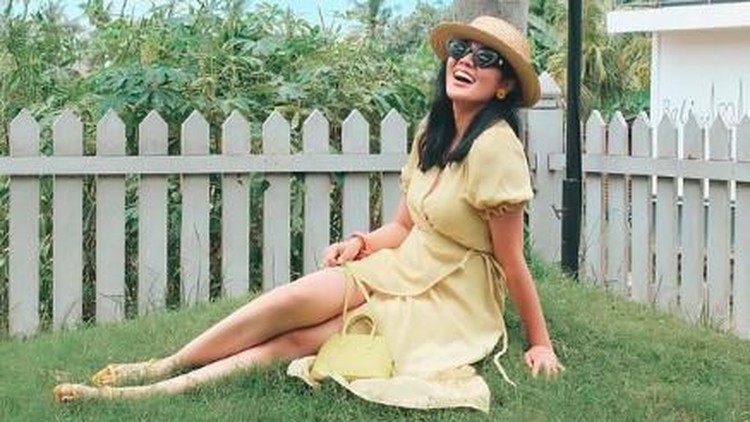 Pose menggoda Nindy Ayunda
