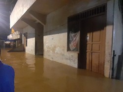 Banjir di Pejaten Timur Belum Surut hingga Malam Hari