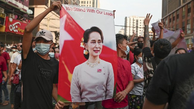 Junta militer Myanmar menangkap lima orang dekat Aung San Suu Kyi pada Kamis (10/2) malam, lebih dari sepekan setelah mengkudeta pemerintah sipil.