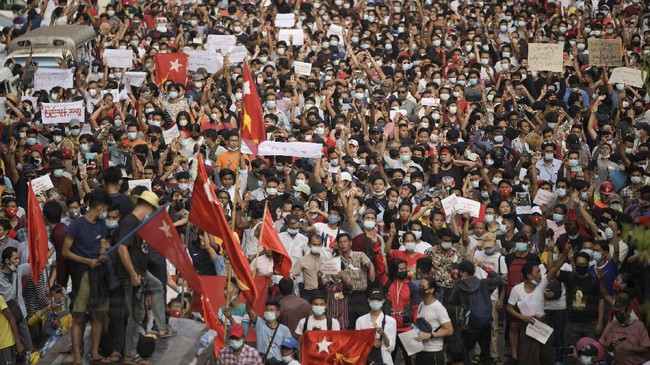 Seorang warga Myanmar membeberkan kondisi negaranya sejak kudeta berlangsung 1 Februari lalu. Mereka taku perang saudara.
