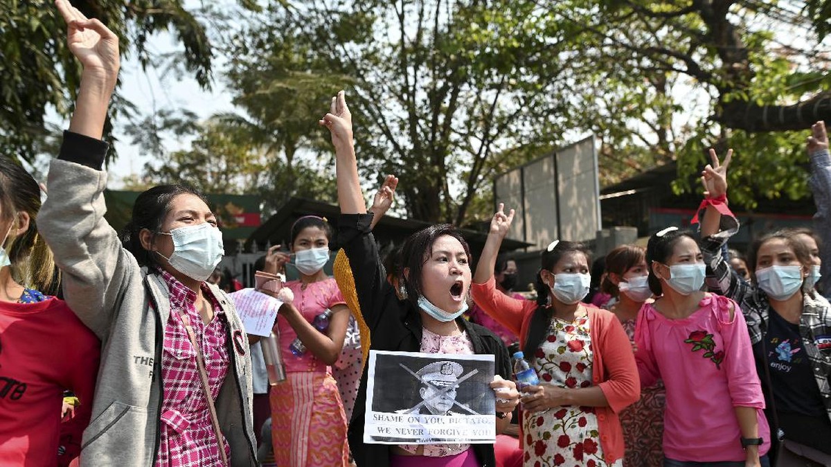 FOTO: Protes Kudeta Myanmar, Ribuan Orang Turun ke Jalan