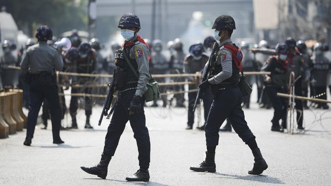 Polisi Myanmar menggunakan meriam air (water cannon) untuk membubarkan ribuan massa yang menggelar aksi anti-kudeta di ibu kota Naypyidaw pada Senin (8/2).