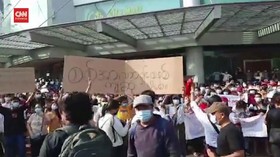 VIDEO: Massa Pendukung Suu Kyi Demo Tolak Kudeta Militer