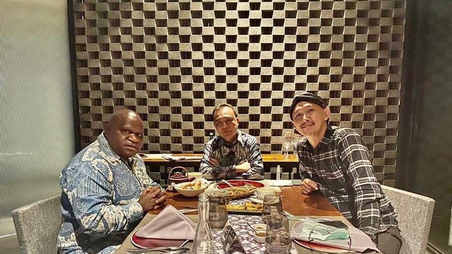 Usai terlibat polemik kasus rasisme, Abu Janda menemui Natalius Pigai di Hotel Fairmont, Jakarta.