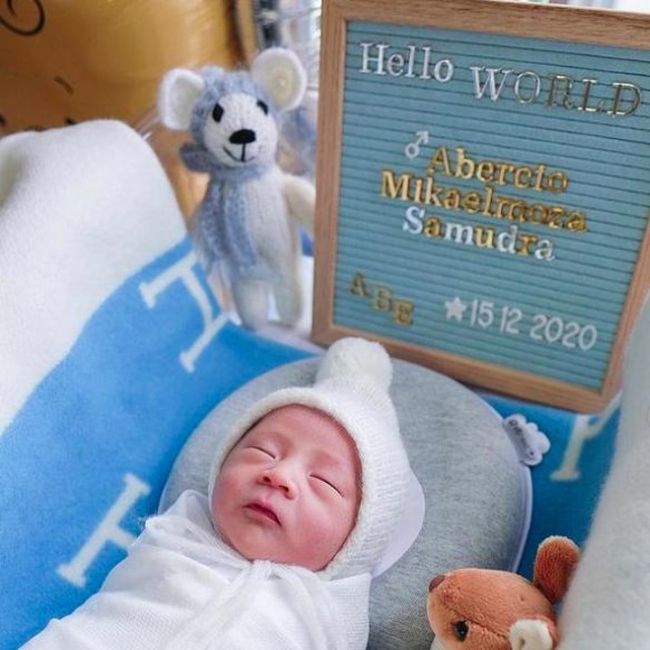 <p>Bayinya berjenis kelamin laki-laki dan diberi nama unik yaitu Abercio Mikaelmoza Samudra. (Foto: Instagram @therealmomogeisha)</p>