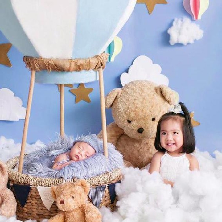 <p>Foto bersama sang kakak, Sheenagabriella Aurora Samudra. Kita doakan semoga Abe tumbuh sehat dan kuat ya. (Foto: Instagram @therealmomogeisha)</p>