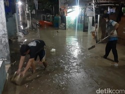 Banjir Mulai Surut, Warga Gang Mawar Bekasi Bersihkan Rumah