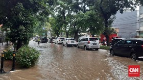 Jalan Tergenang Air, Lalu Lintas Depan PN Jakpus Tersendat