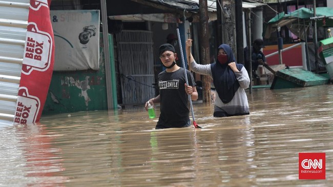 Sebagian warga perumahan Vila Nusa Indah, Gunung Putri, Kabupaten Bogor terpaksa harus membeli air tangki bersih untuk membersihkan sisa-sisa lumpur.