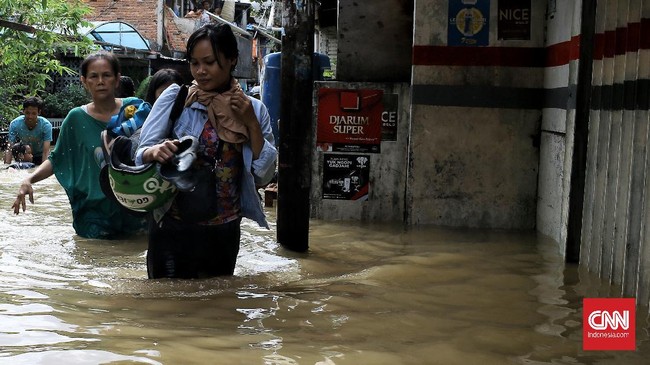 Warga Pejaten Timur, Jaksel mengaku baru kali ini merasakan banjir dengan volume air yang begitu tinggi.