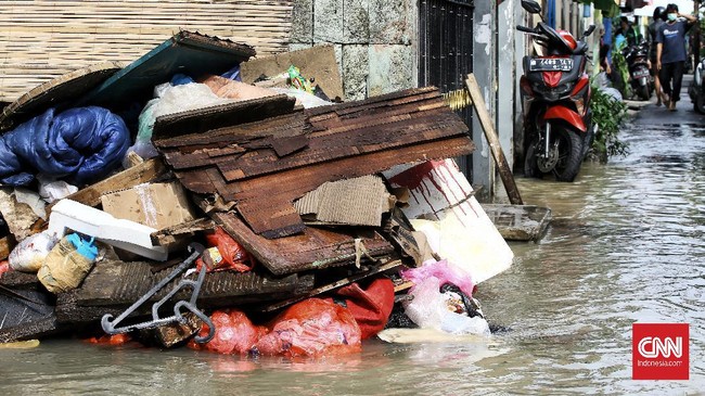 Pemprov DKI menyiapkan 5.000 petugas selama 24 jam untuk menangani sampah pasca banjir yang terjadi sejak Sabtu (20/2) pagi.