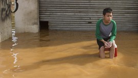 FOTO : Banjir di Karawang, Ratusan Orang Mengungsi