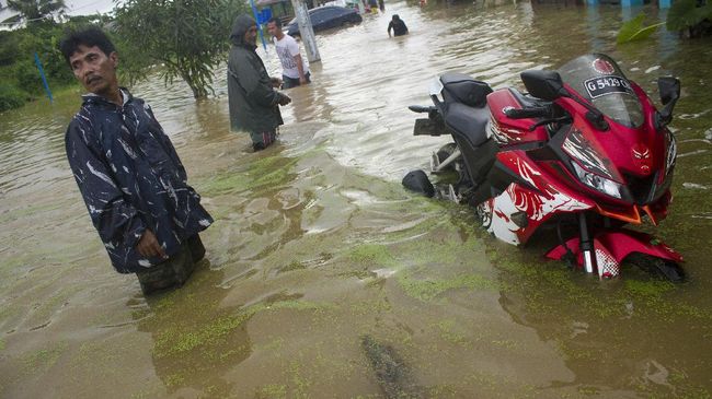 Sebanyak 614 rumah terendam dan 1.828 jiwa terdampak banjir di Karawang, Jawa Barat, pada Sabtu (11/12).