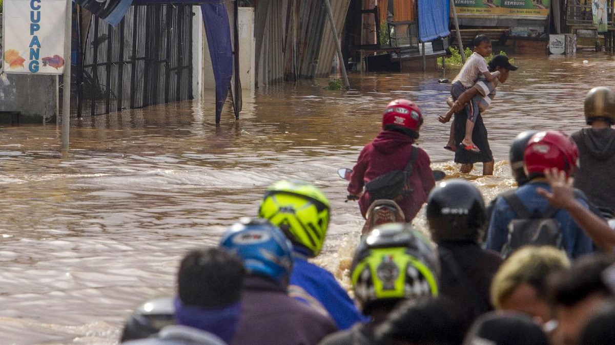 FOTO : Banjir di Karawang, Ratusan Orang Mengungsi