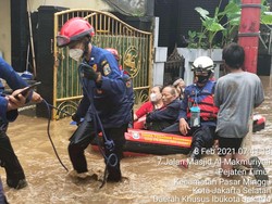 Pejaten Timur Banjir 2 Meter, Warga Dievakuasi Pakai Perahu Karet