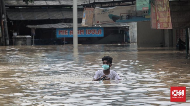 Dua anak tenggelam di sungai saat banjir menerjang Bekasi, Jawa Barat. Seorang meninggal, sementara lainnya dinyatakan hilang.