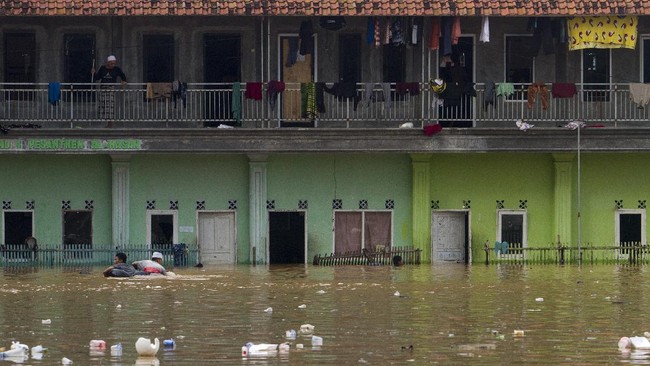 Total jumlah kepala keluarga (KK) yang terdampak banjir di Karawang mencapai 4.837 Kepala Keluarga atau 15.352 jiwa.