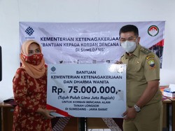Dharma Wanita Kemnaker Sumbang Rp 75 Juta ke Korban Longsor Sumedang