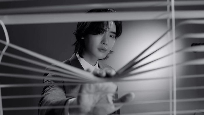 Baru Pulang Wamil, Intip Foto Pemotretan Lee Jongsuk bersama Esquire Baru Pulang Wamil, Intip Foto Pemotretan Lee Jongsuk bersama Esquire
