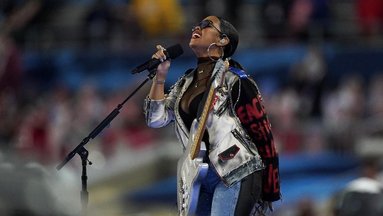 Eric Church and Jazmine Sullivan performs the national anthem before the NFL Super Bowl 55 football game between the Kansas City Chiefs and Tampa Bay Buccaneers, Sunday, Feb. 7, 2021, in Tampa, Fla. (AP Photo/David J. Phillip)