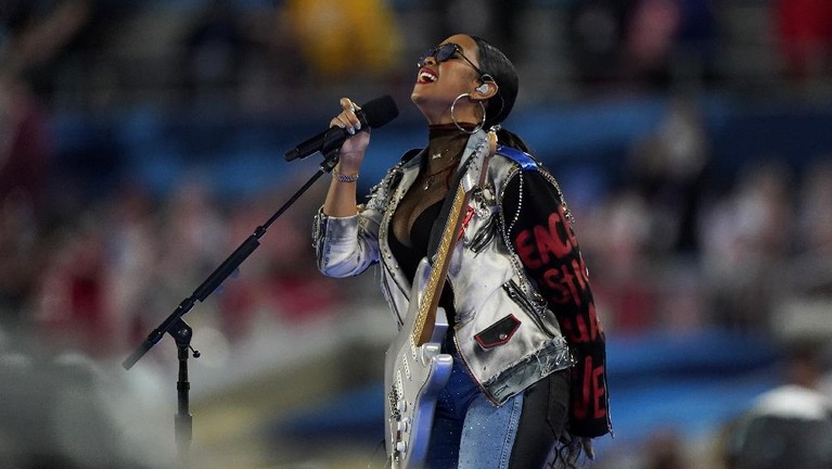 Chiefs Buccaneers Super Bowl Football Eric Church and Jazmine Sullivan performs the national anthem before the NFL Super Bowl 55 football game between the Kansas City Chiefs and Tampa Bay Buccaneers, Sunday, Feb. 7, 2021, in Tampa, Fla. (AP Photo/David J. Phillip)