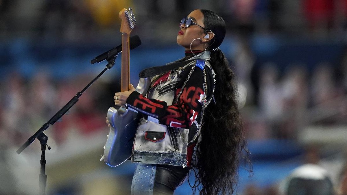 Eric Church and Jazmine Sullivan performs the national anthem before the NFL Super Bowl 55 football game between the Kansas City Chiefs and Tampa Bay Buccaneers&comma; Sunday&comma; Feb&period; 7&comma; 2021&comma; in Tampa&comma; Fla&period; &lpar;AP Photo&sol;David J&period; Phillip&rpar;