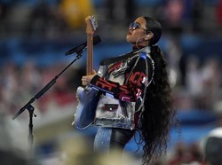 Lirik Lagu In Love with Another Man (If I Could, Could Forget Him) - Jazmine Sullivan